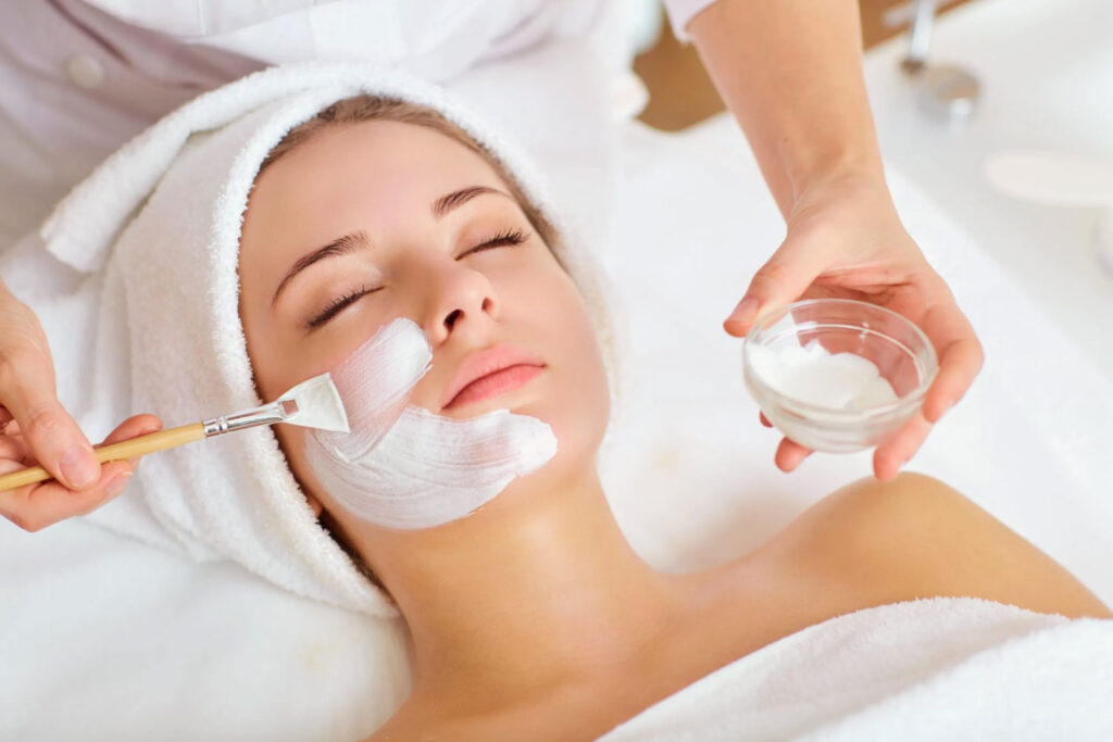 Ansiktsbehandling med peeling och återfuktande mask i Danderyd hos Mörby Medicinsk Fotvård & Skönhet